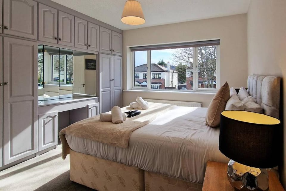 2 minute walk to LUAS (tram) House in Dublin