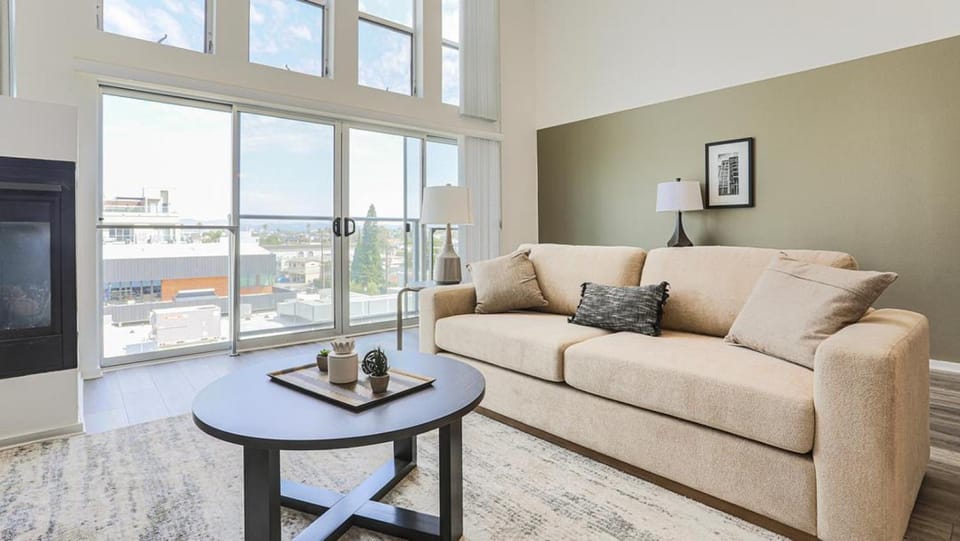 Landing Modern Apartment with Amazing Amenities (ID6847X78) Apartment in Venice Beach