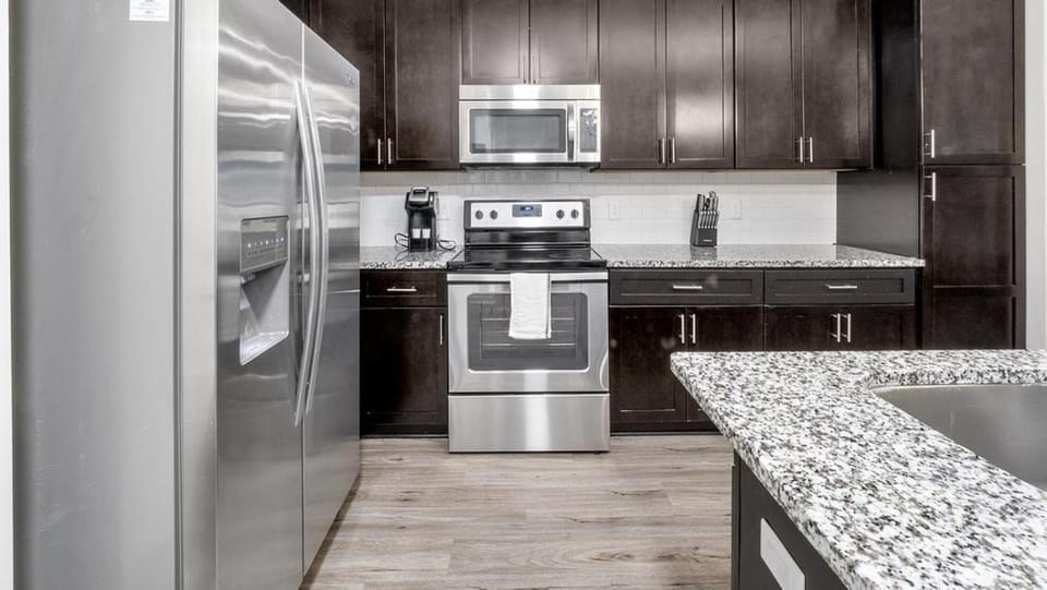 Landing Modern Apartment with Amazing Amenities (ID1367X336) Apartment in Mount Pleasant