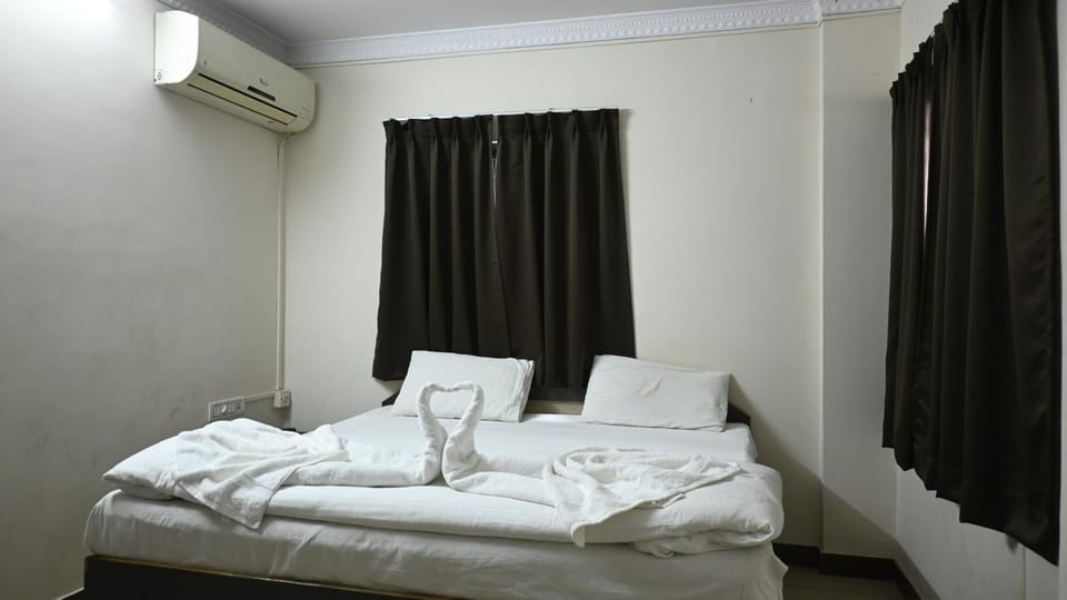 Bed, Bedroom, towels, air conditioner