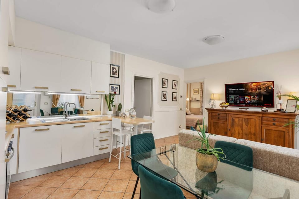 TV and multimedia, Kitchen or kitchenette, Living room, Seating area, Dining area