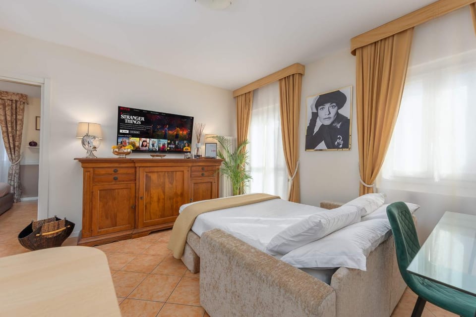 Bed, TV and multimedia, Living room, Photo of the whole room, Seating area