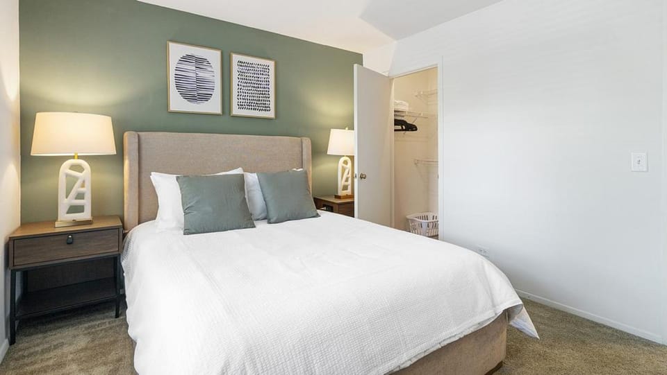 Landing Modern Apartment with Amazing Amenities (ID9693X57) Apartment in Buffalo Grove