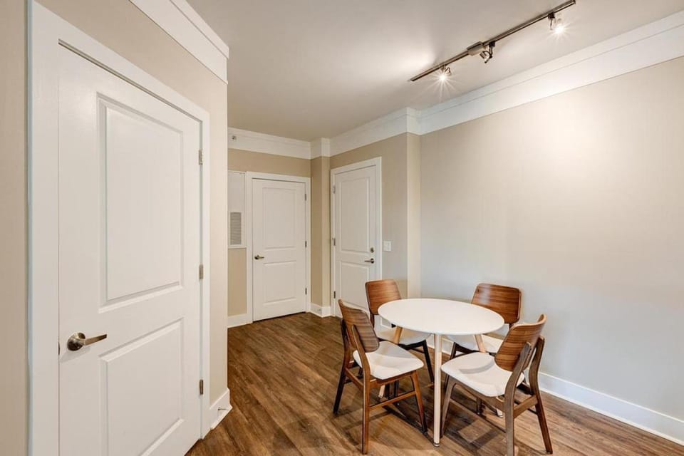 Landing Modern Apartment with Amazing Amenities (ID4454X95) Apartment in Grandview Heights