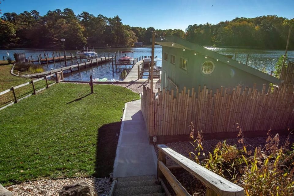 Waterfront House with Private Dock and Fishing House in Virginia