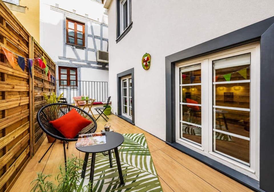 Property building, Patio, Day, Balcony/Terrace, Living room, Seating area, Dining area