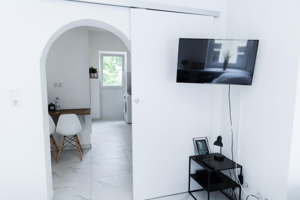 Bed, TV and multimedia, Bedroom