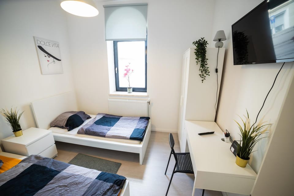 Bed, TV and multimedia, Photo of the whole room, Bedroom