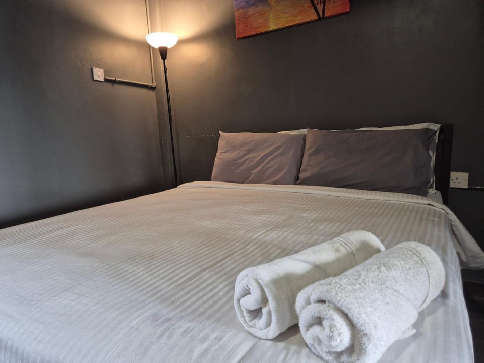 Bed, Bedroom, towels