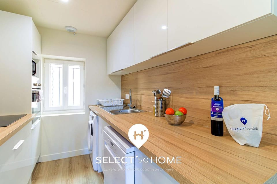 Kitchen or kitchenette, dishwasher, stove