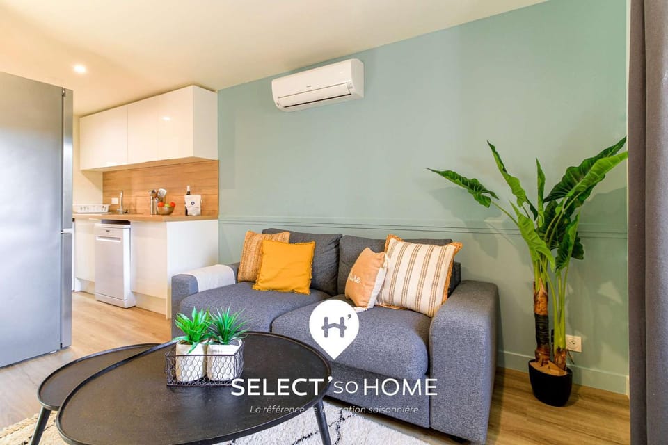 Kitchen or kitchenette, Living room, Seating area, Dining area, oven, air conditioner