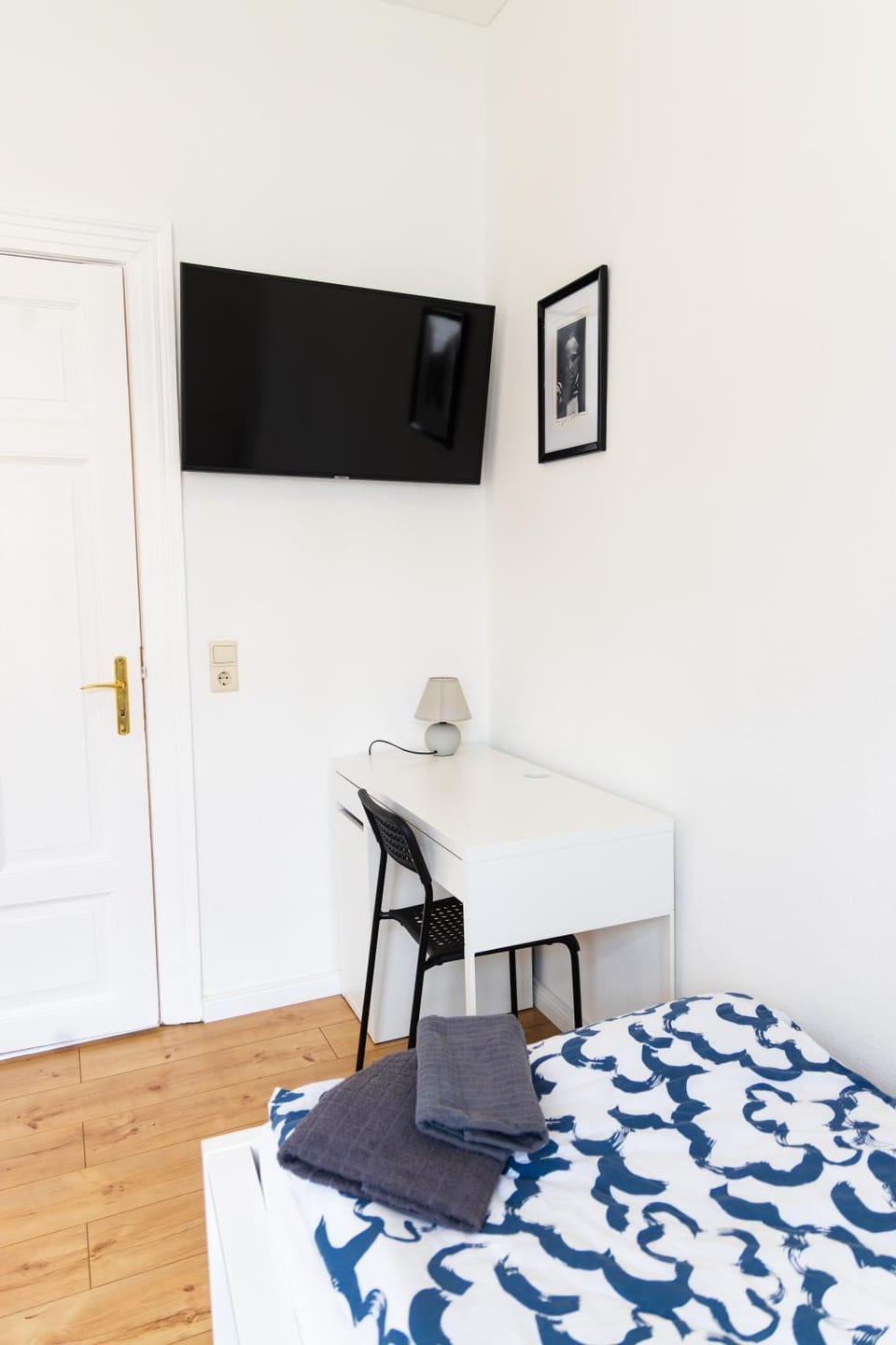 Bed, TV and multimedia, Photo of the whole room, Bedroom