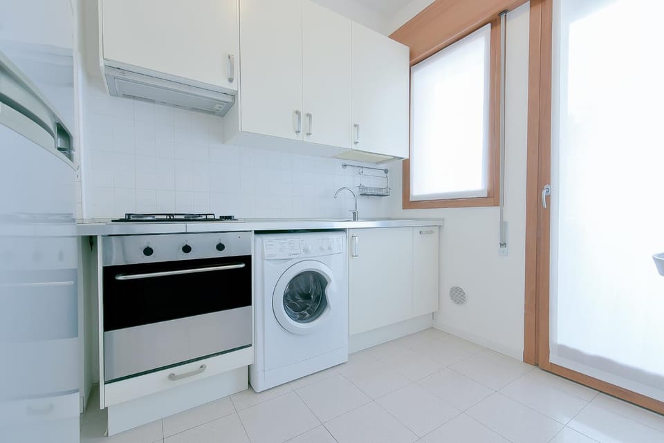 Kitchen or kitchenette, minibar, stove