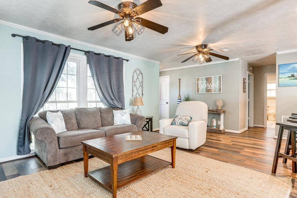 Families, Groups, Pets! Galveston Gem 2 Mi to Sand House in Galveston Island