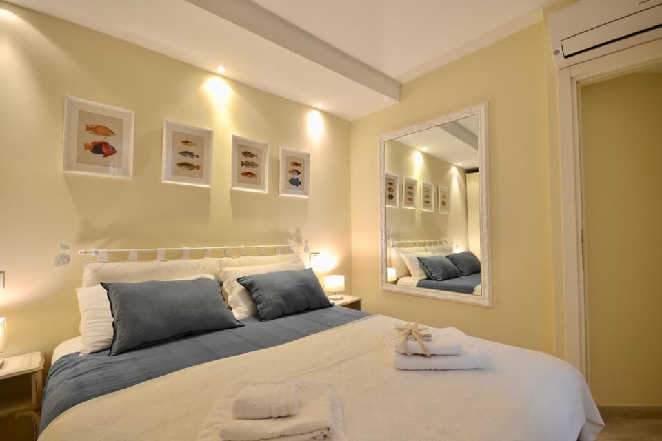 Bed, Photo of the whole room, Bedroom, towels, air conditioner