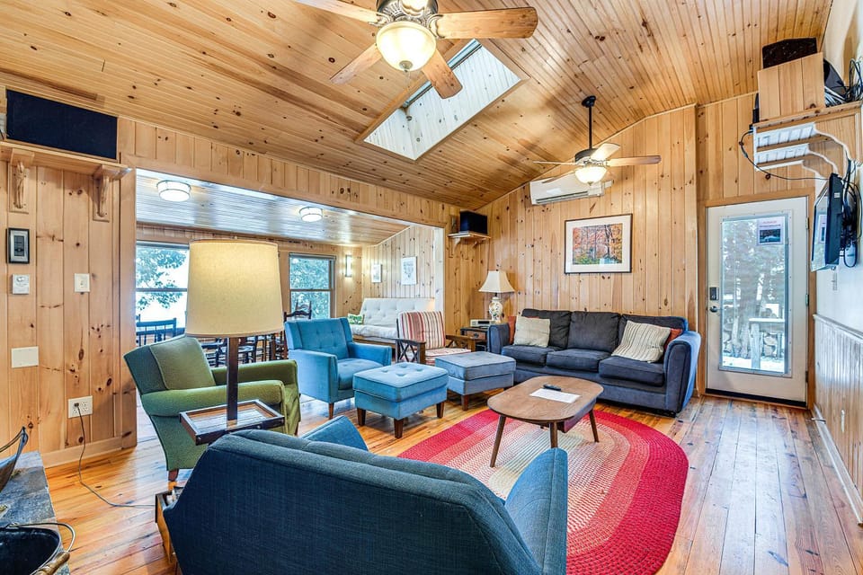 Waterfront North Hero Home w/ Screened Porch House in North Hero