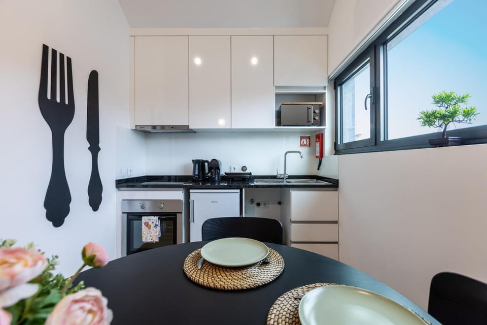 Kitchen or kitchenette, Dining area, minibar, pet friendly, stove, toaster