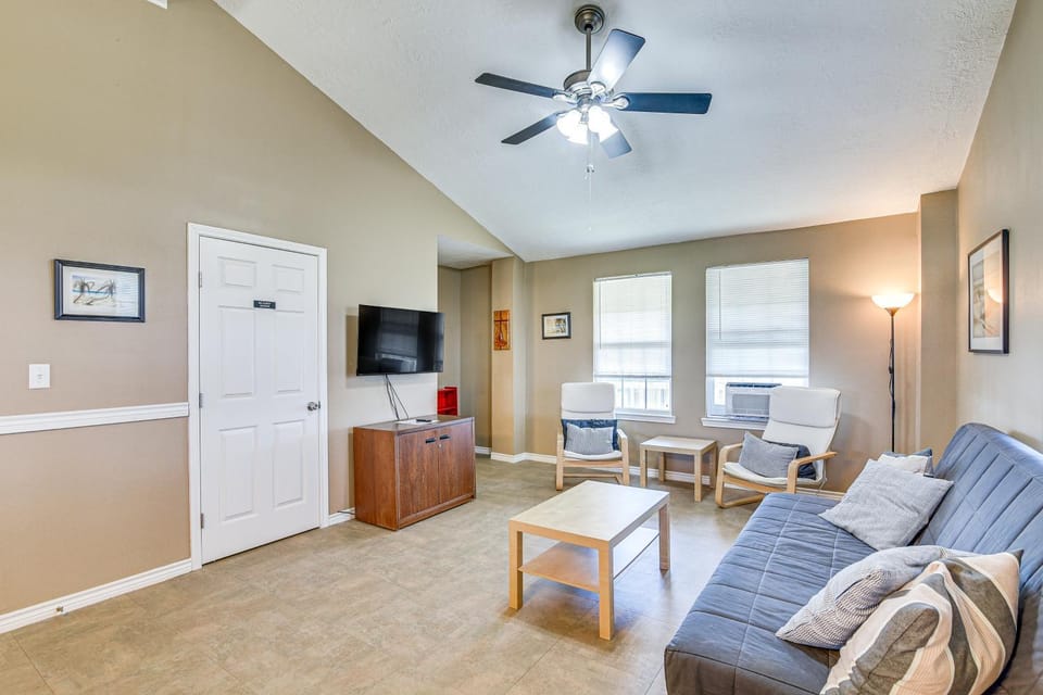 Walk to Crystal Beach! Family & Pet-Friendly Haven House in Bolivar Peninsula