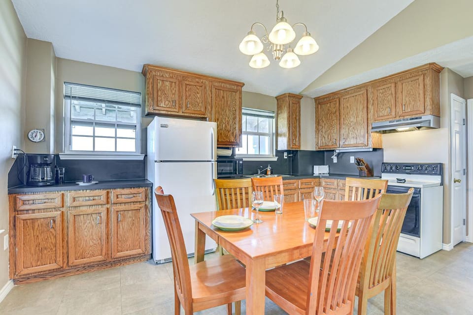 Walk to Crystal Beach! Family & Pet-Friendly Haven House in Bolivar Peninsula