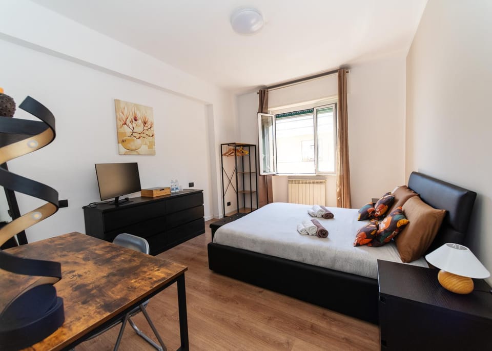 Bed, TV and multimedia, Photo of the whole room, Bedroom