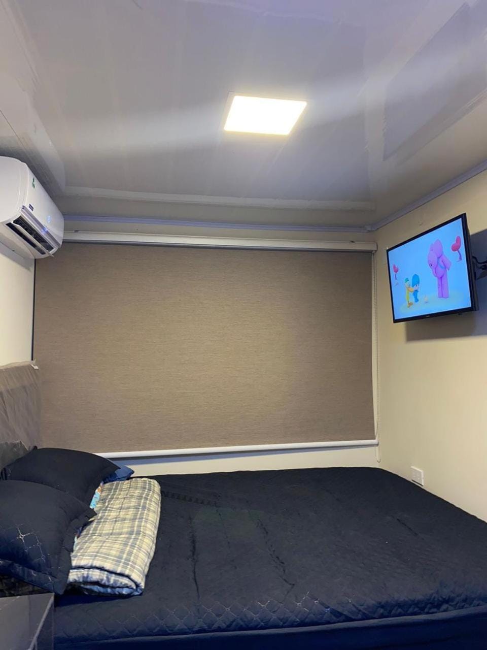 Bed, TV and multimedia, air conditioner