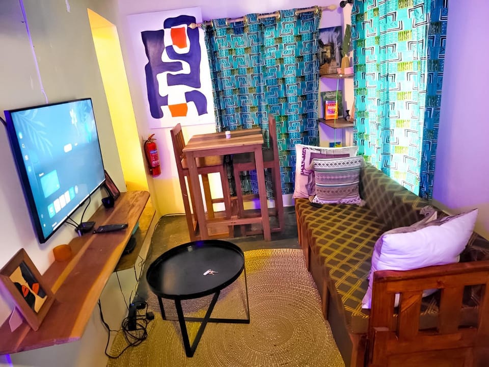 TV and multimedia, Living room, Decorative detail, Seating area, Dining area
