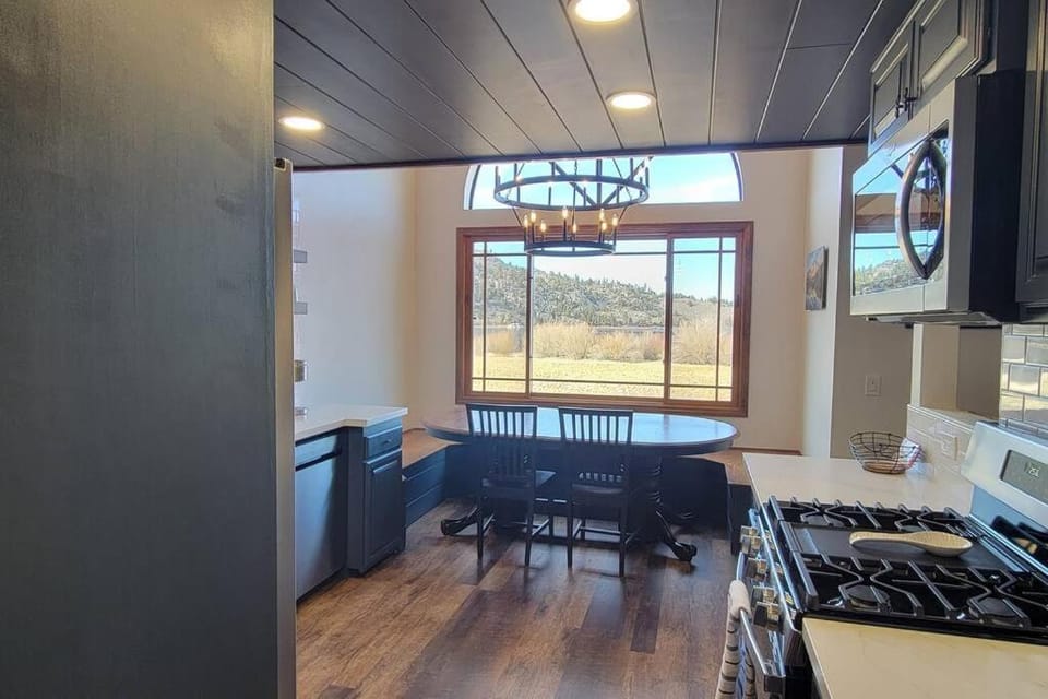 Kitchen or kitchenette, Dining area, Lake view, pet friendly