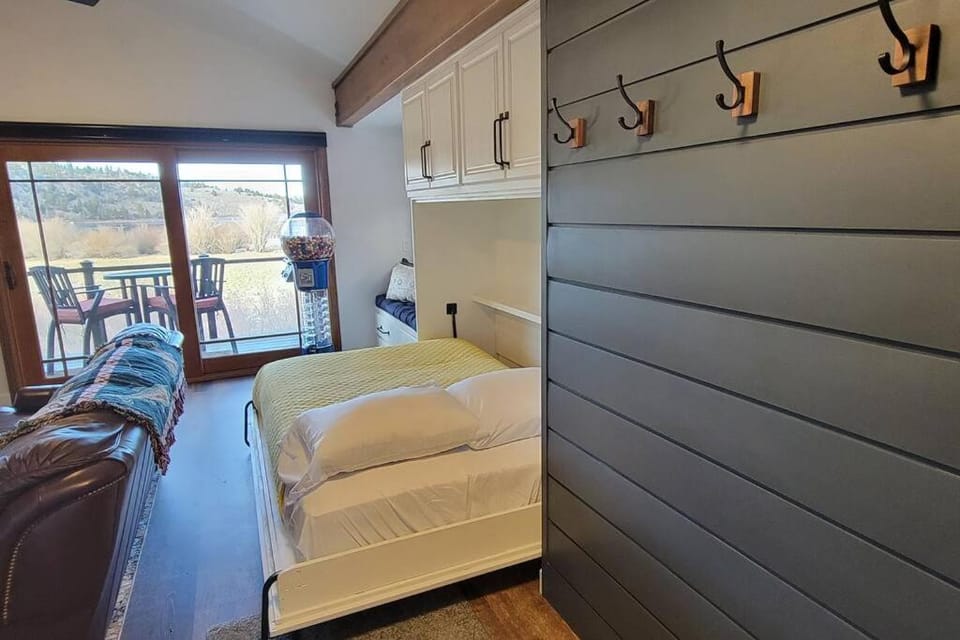 Bed, Living room