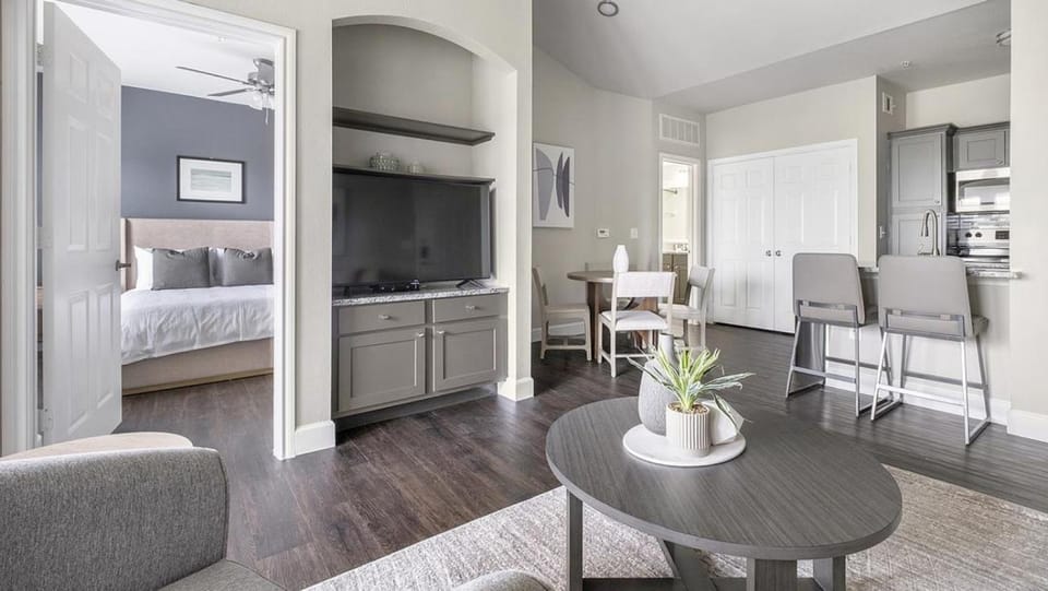 Landing Modern Apartment with Amazing Amenities (ID1283X447) Apartment in Rosenberg