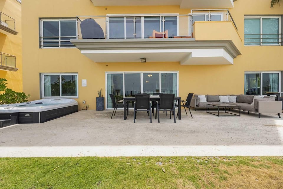 Beachfront - Ocean Extravaganza 3BR condo - E121 House in Noord