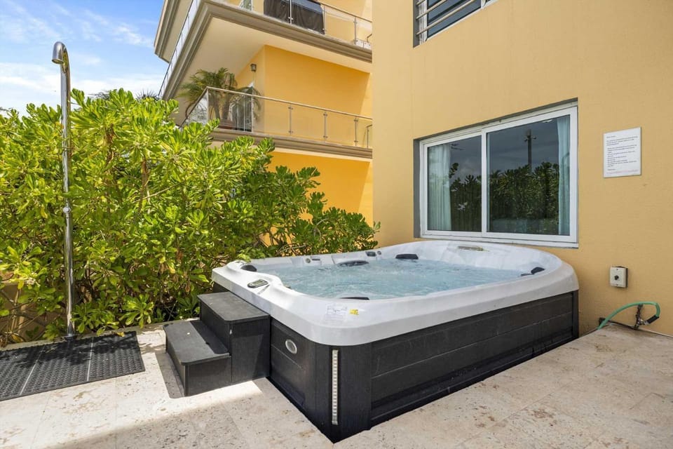 Beachfront - Ocean Extravaganza 3BR condo - E121 House in Noord