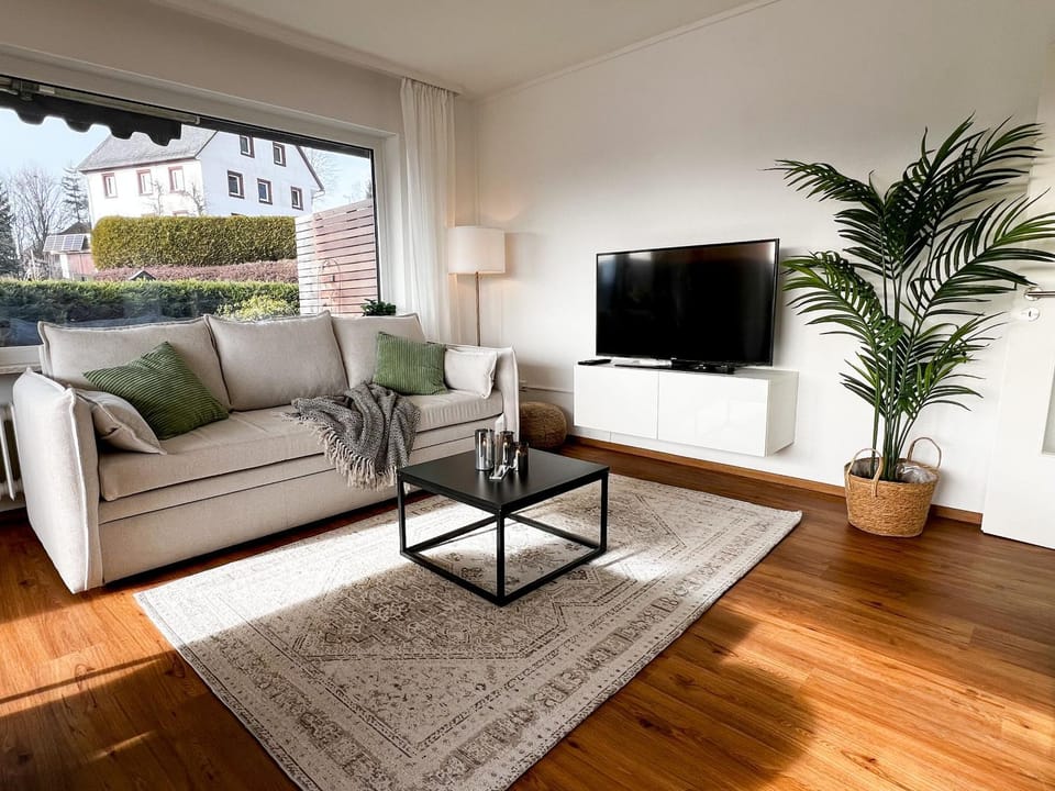 TV and multimedia, Living room, Seating area, Evening entertainment