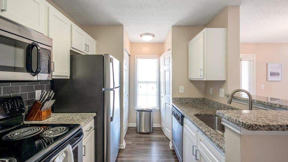 Landing Modern Apartment with Amazing Amenities (ID8494X66) Apartment in Brentwood