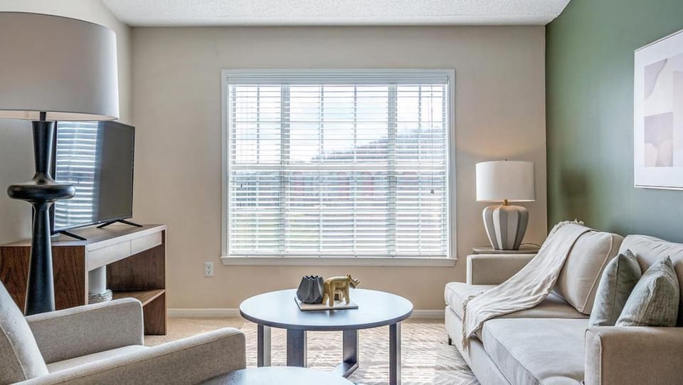 Landing Modern Apartment with Amazing Amenities (ID8494X66) Apartment in Brentwood