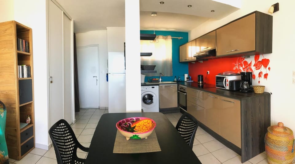 Kitchen or kitchenette, Living room, oven, stove, toaster