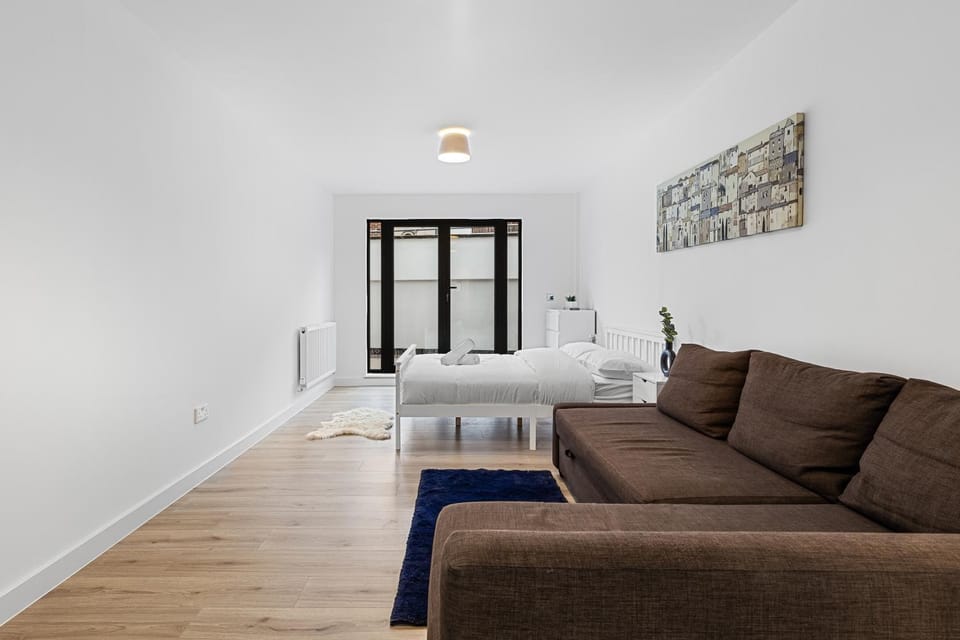 Spacious Sleep 14 1 min from Tooting Station MR3 Apartment in London