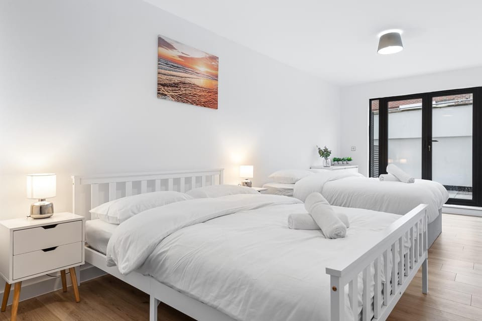 Spacious Sleep 14 1 min from Tooting Station MR3 Apartment in London