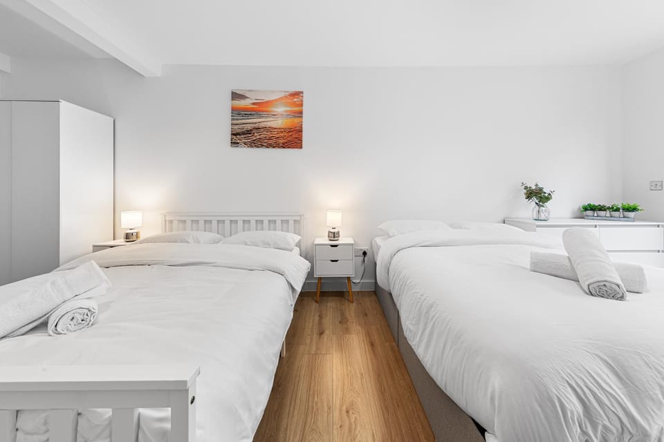 Spacious Sleep 14 1 min from Tooting Station MR3 Apartment in London