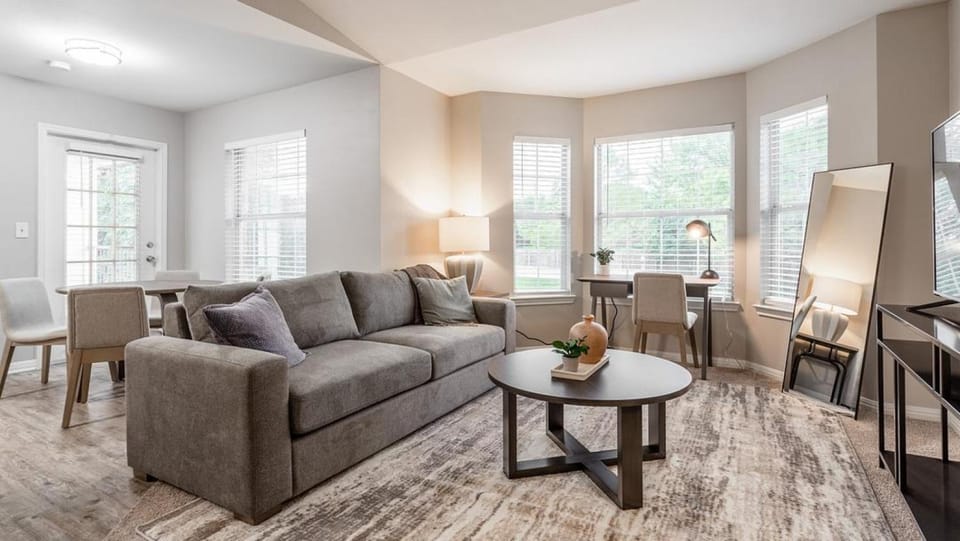 Landing Modern Apartment with Amazing Amenities (ID7806X48) Apartment in South Congress