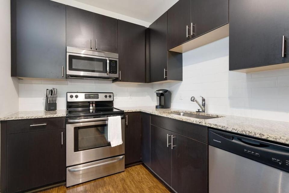 Landing Modern Apartment with Amazing Amenities (ID1339) Apartment in Brentwood