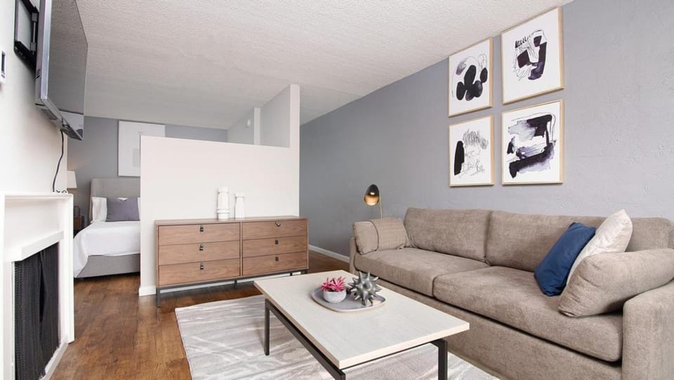 Landing Modern Apartment with Amazing Amenities (ID8687X56) Apartment in Playa Del Rey