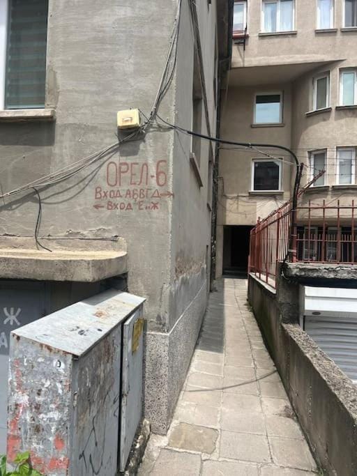 3 BR Apt, Spacious, Near South Park Apartment in Sofia