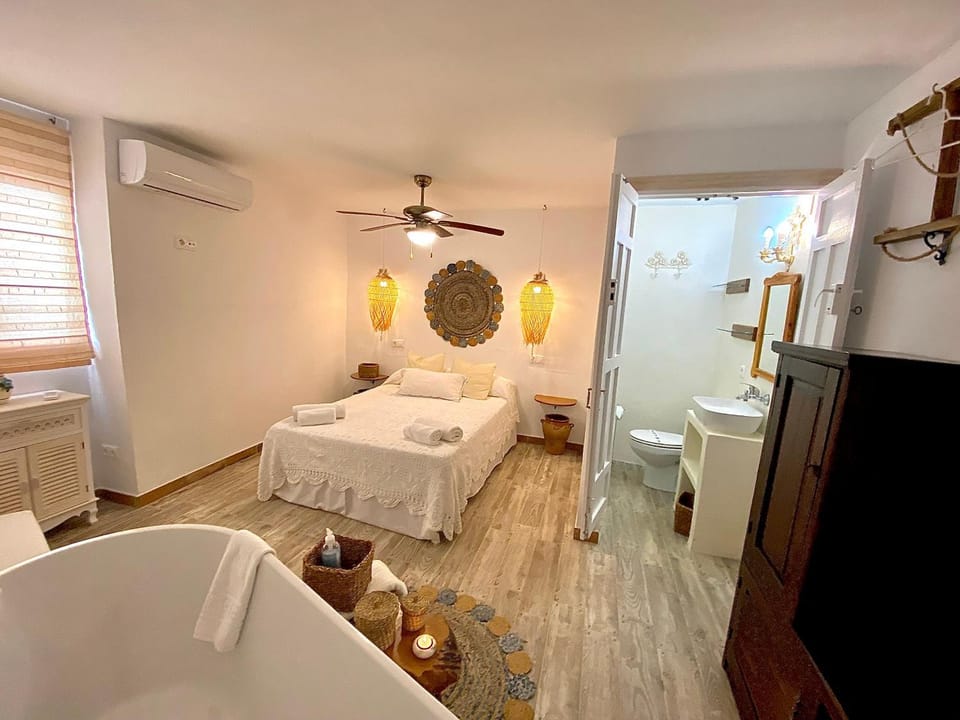 Toilet, Bed, View (from property/room), Balcony/Terrace, Photo of the whole room, Bedroom