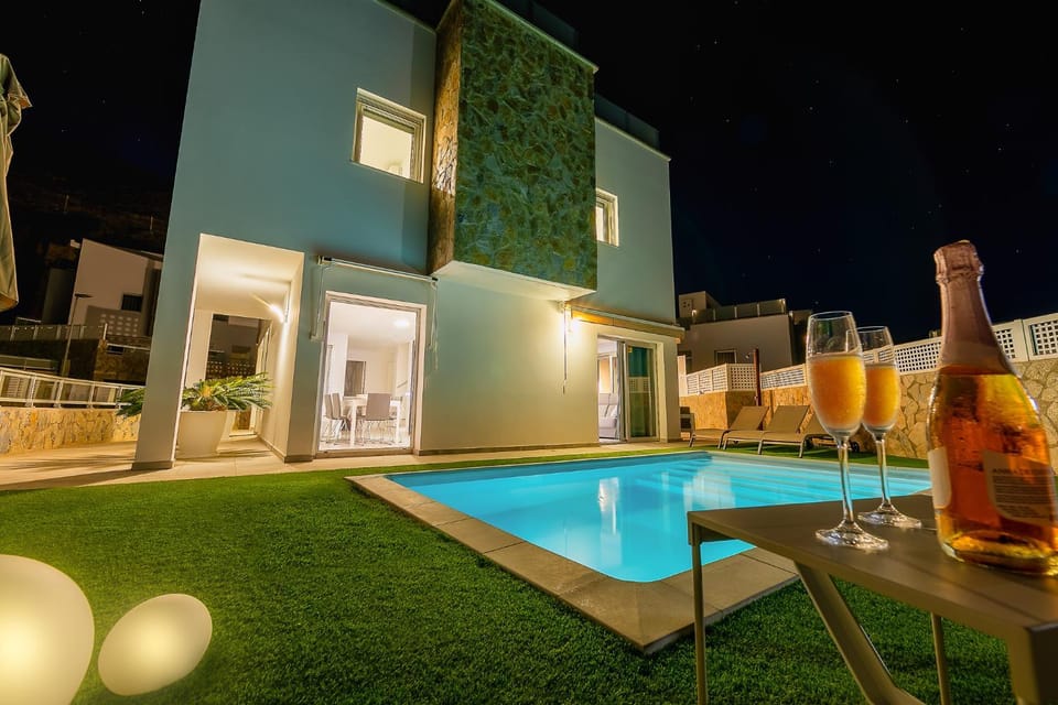 Night, Pool view, Swimming pool, sunbed