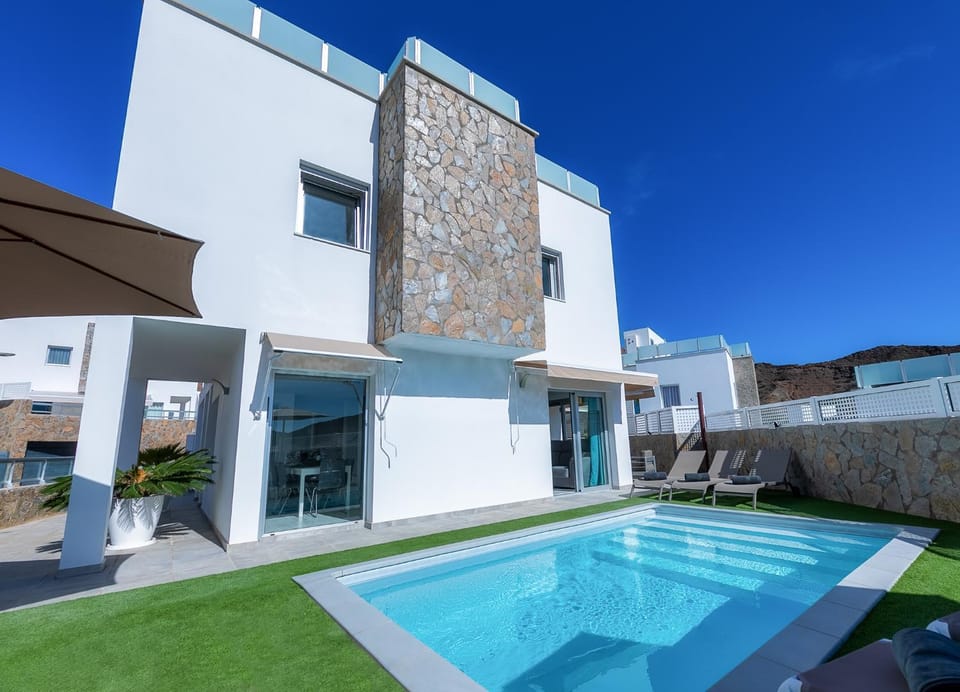 Property building, Day, Pool view, Swimming pool, sunbed