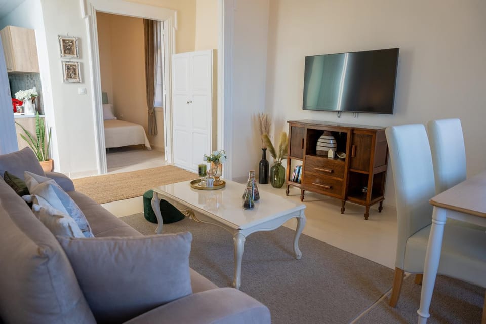 Communal lounge/ TV room, TV and multimedia, Living room, Seating area, Evening entertainment