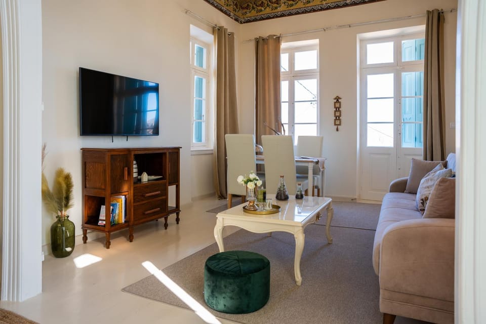 Communal lounge/ TV room, TV and multimedia, Living room, Seating area, Evening entertainment