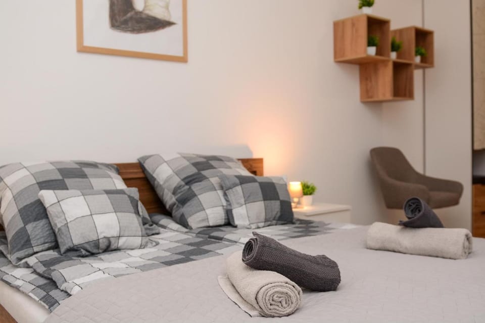 Kotlina Kłodzka - Rodzinny przestrzenny apartament dla 6 osób , 3 pokoje , 63 m , balkon , podziemny garaż FREE, z ładowarką dla elektryków Apartment in Lower Silesian Voivodeship