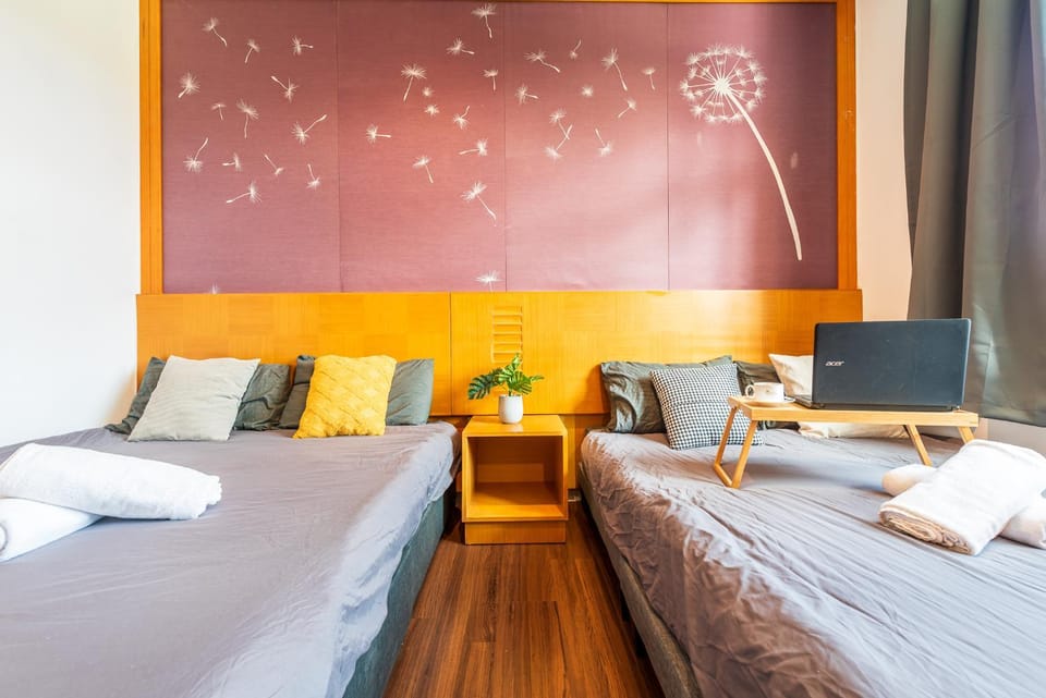 Bed, Bedroom, towels