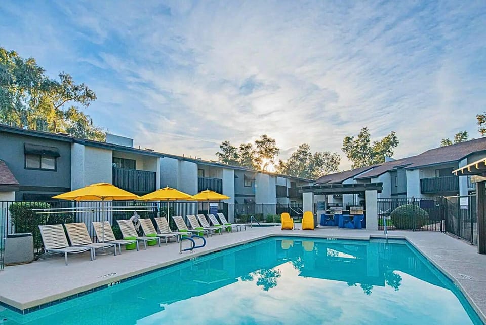 Modern Stay Parking Walk to Dining King Bed Apartment in Phoenix